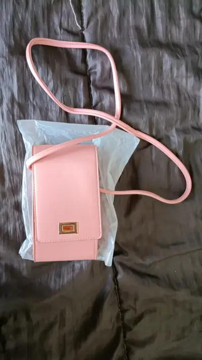 Cartera bandolera rosa con cierre metálico - miniatura 2