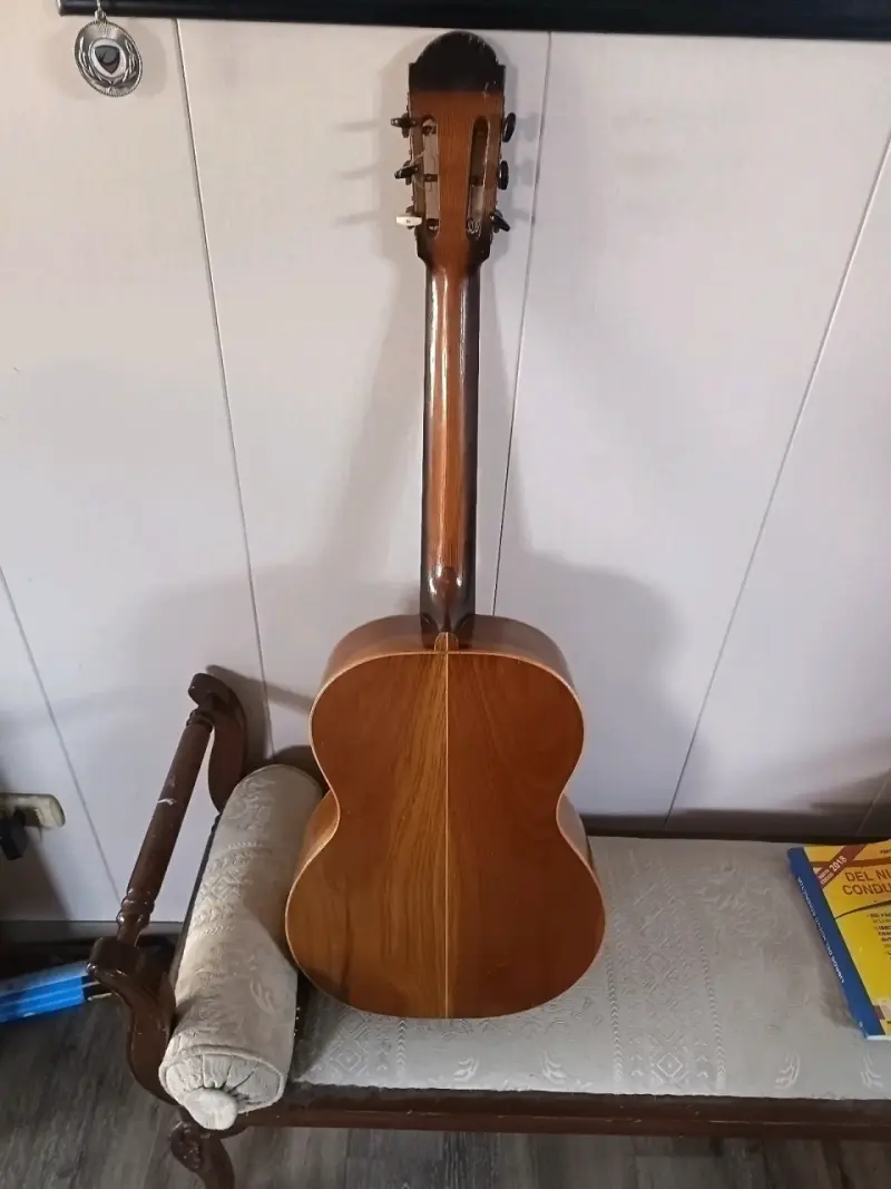 Guitarra clásica de madera con funda - 2