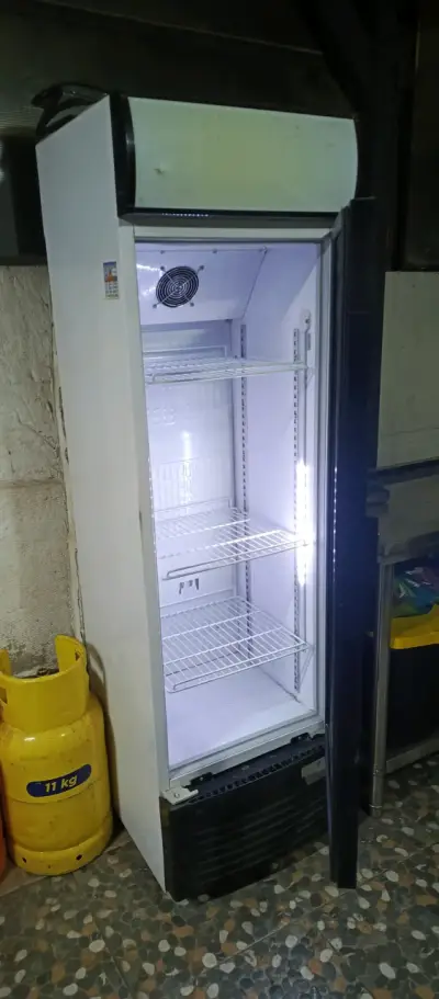 Refrigerador exhibidor Maigas Pro con puerta de vi - miniatura 2