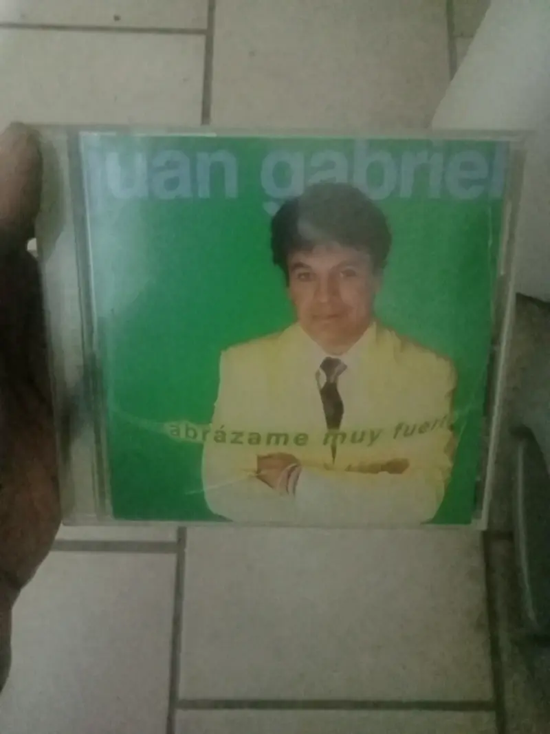 CD de música de Juan Gabriel - Abrázame Muy Fuerte - 1