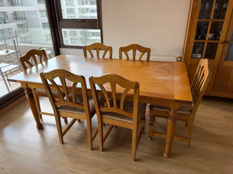 Mesa de comedor de madera con 6 sillas - 1