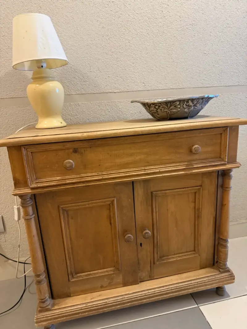 Mueble de madera con cajón y puertas - 1