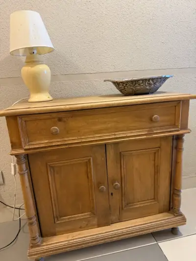 Mueble de madera con cajón y puertas - miniatura 1