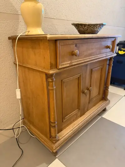 Mueble de madera con cajón y puertas - miniatura 2