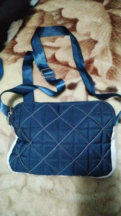 Bolso bandolera acolchado azul marino - miniatura 1