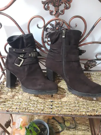 Botines de tacón alto color marrón con hebillas - miniatura 1