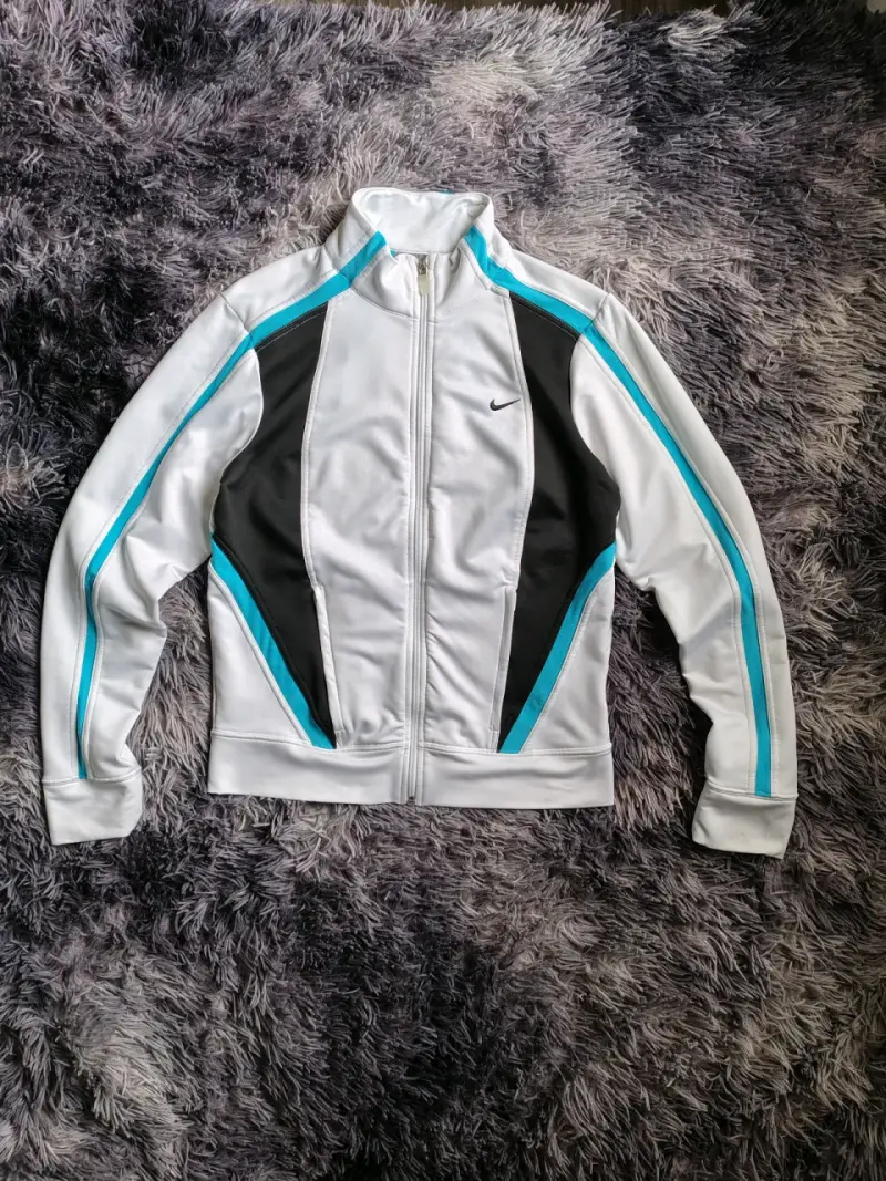 Poleron deportiva blanca con detalles azules Nike - 1