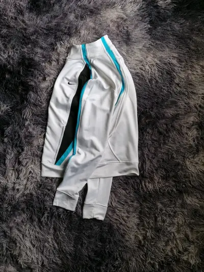 Poleron deportiva blanca con detalles azules Nike - miniatura 2