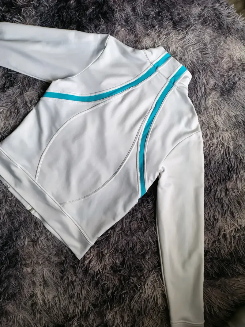 Poleron deportiva blanca con detalles azules Nike - 3