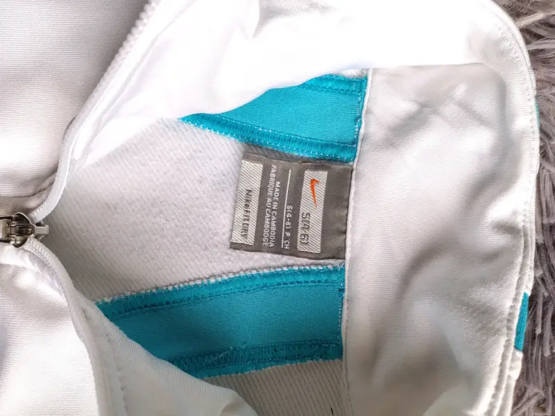 Poleron deportiva blanca con detalles azules Nike - 5