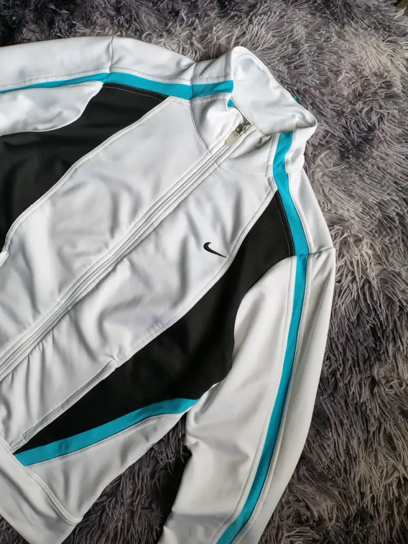 Poleron deportiva blanca con detalles azules Nike - 6