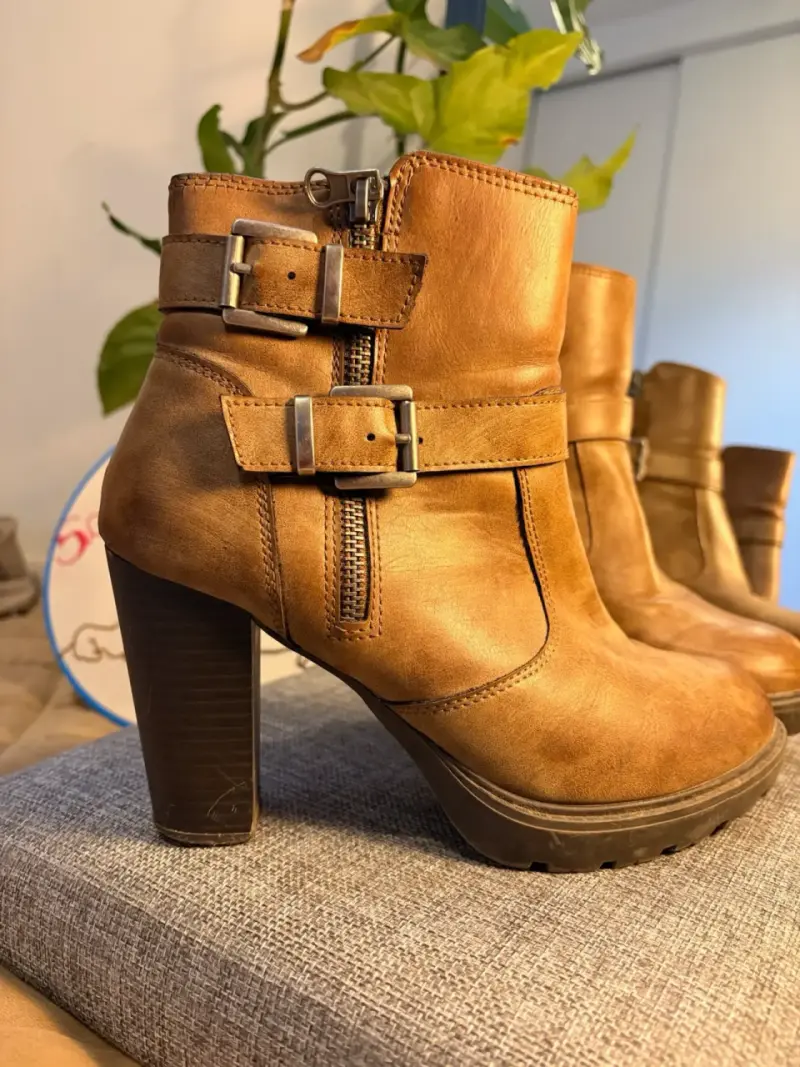Botines de cuero marrón con tacón alto y hebillas - 2