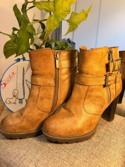 Botines de cuero marrón con tacón alto y hebillas - miniatura 3