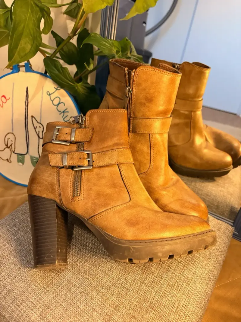 Botines de cuero marrón con tacón alto y hebillas - 4