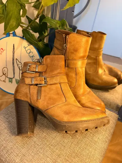 Botines de cuero marrón con tacón alto y hebillas - miniatura 4