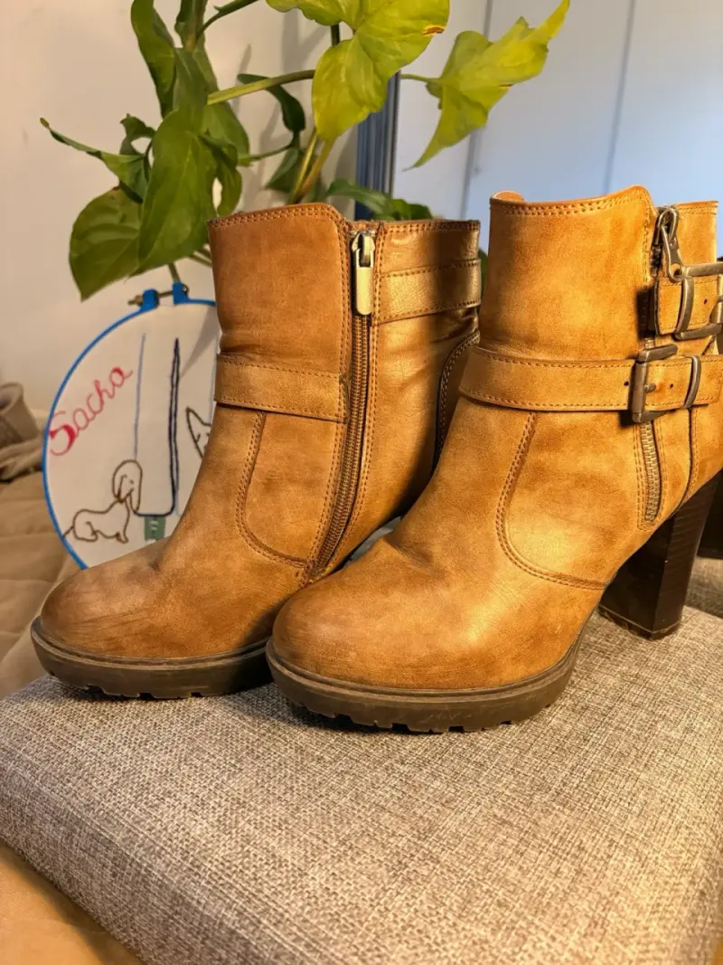 Botines de cuero marrón con tacón alto y hebillas - 6