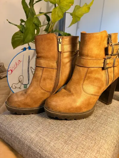 Botines de cuero marrón con tacón alto y hebillas - miniatura 6