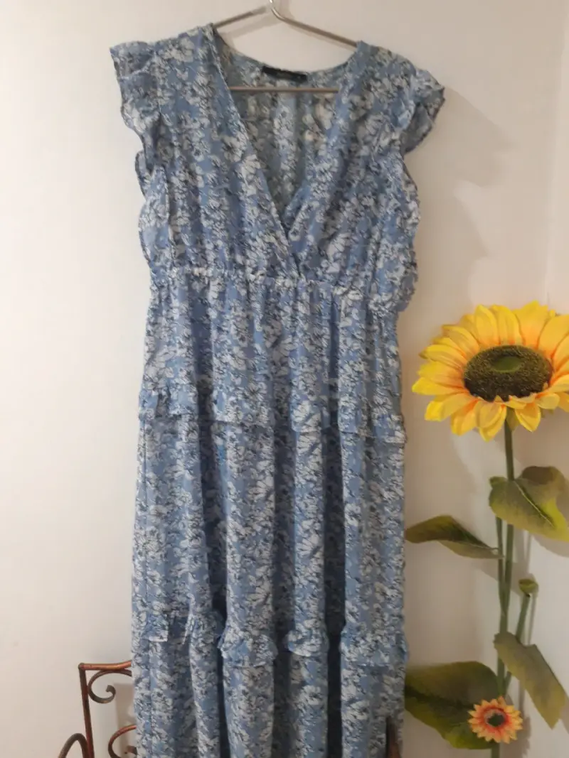 Vestido largo azul con estampado floral