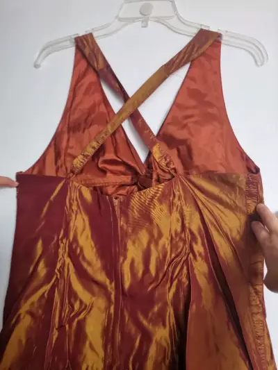 Vestido de satén dorado con diseño cruzado - miniatura 2