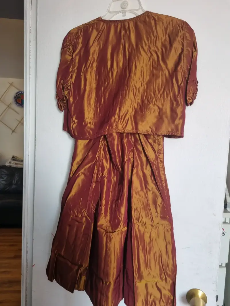Vestido de satén dorado con diseño cruzado - 4