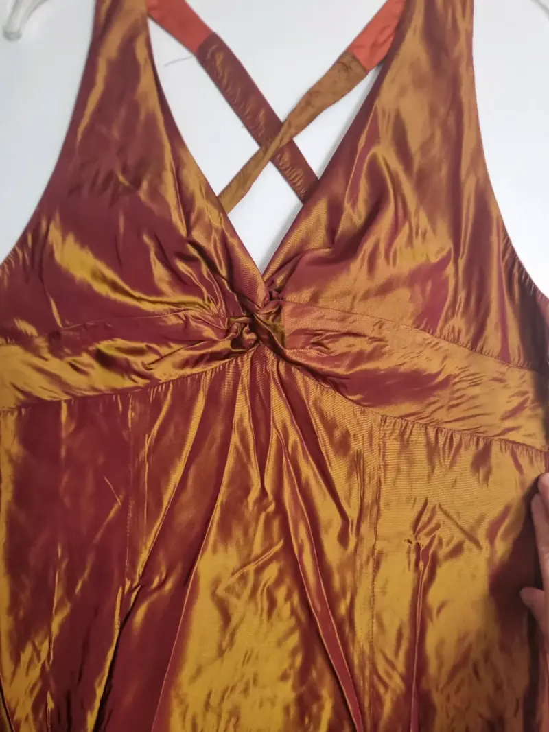 Vestido de satén dorado con diseño cruzado - 7