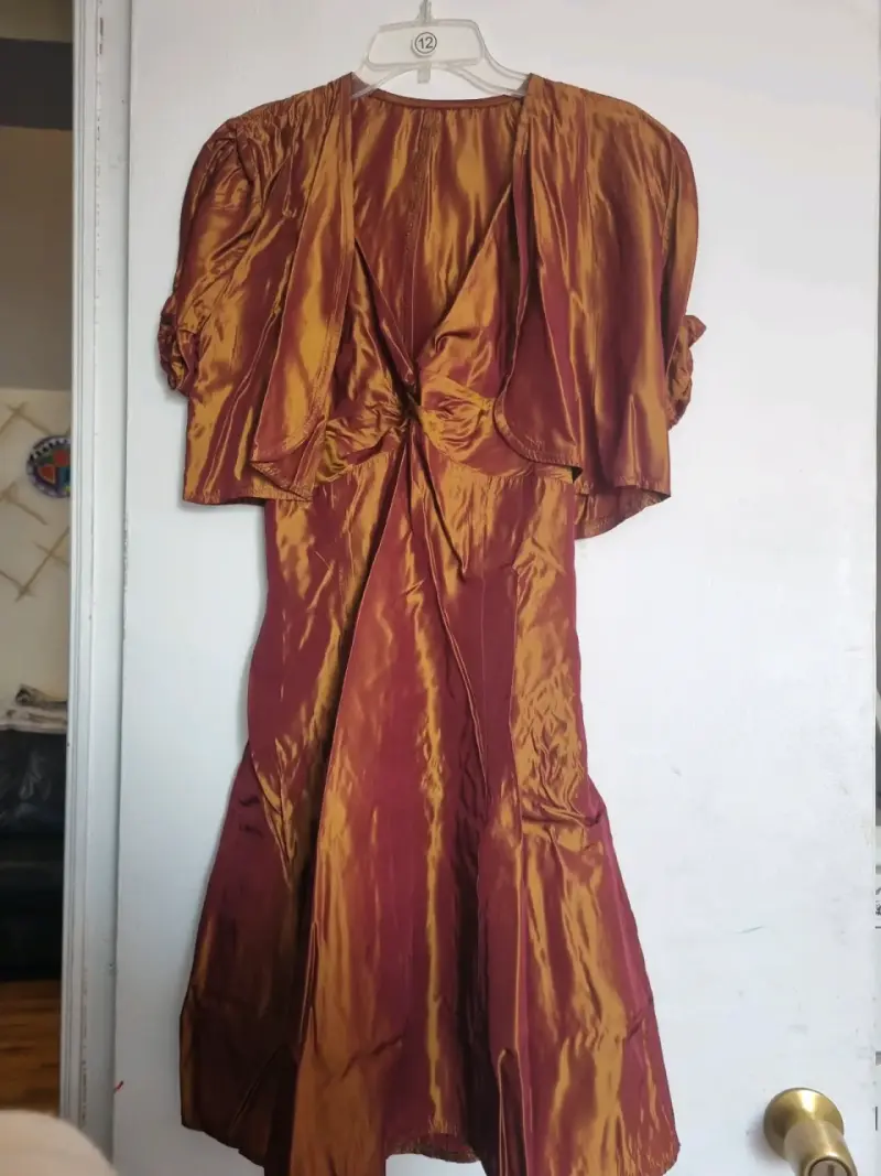 Vestido de satén dorado con diseño cruzado - 9