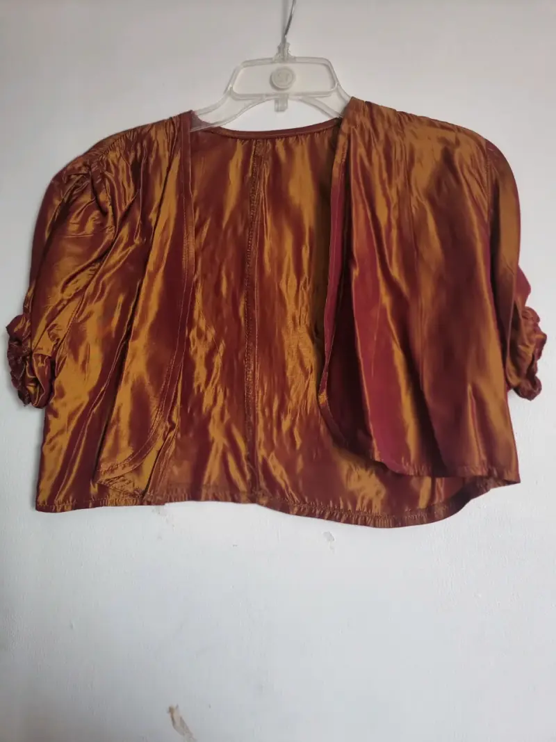 Vestido de satén dorado con diseño cruzado - 11