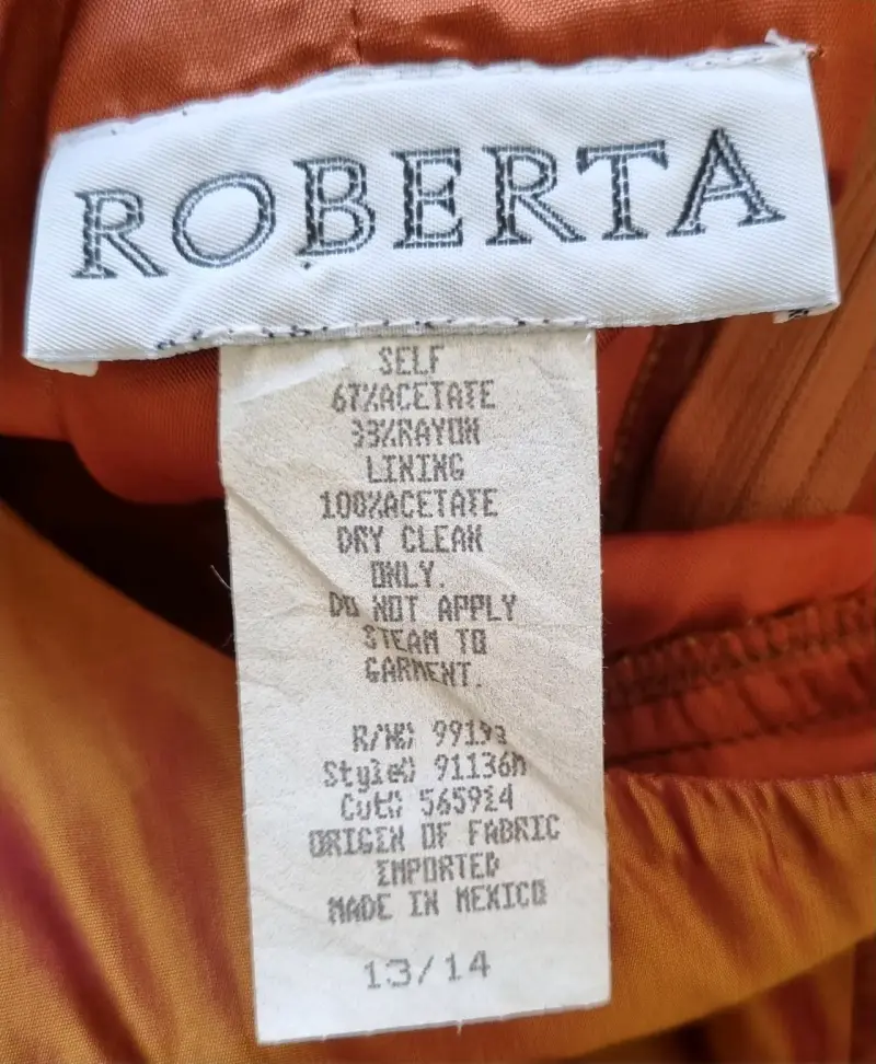 Vestido de satén dorado con diseño cruzado - 12