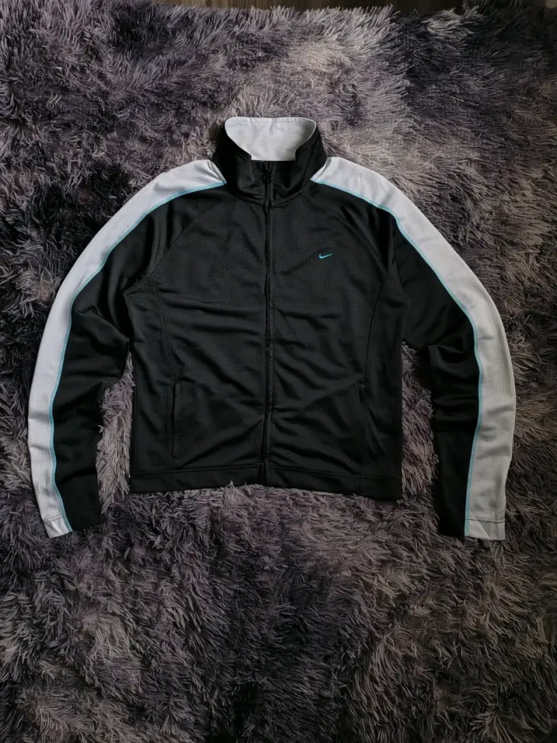 Poleron deportiva negra con detalles blancos Nike - 1