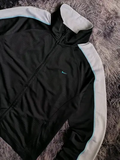 Poleron deportiva negra con detalles blancos Nike - miniatura 2