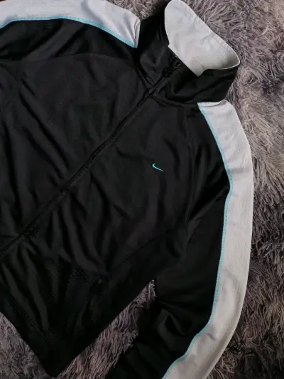 Poleron deportiva negra con detalles blancos Nike - miniatura 3