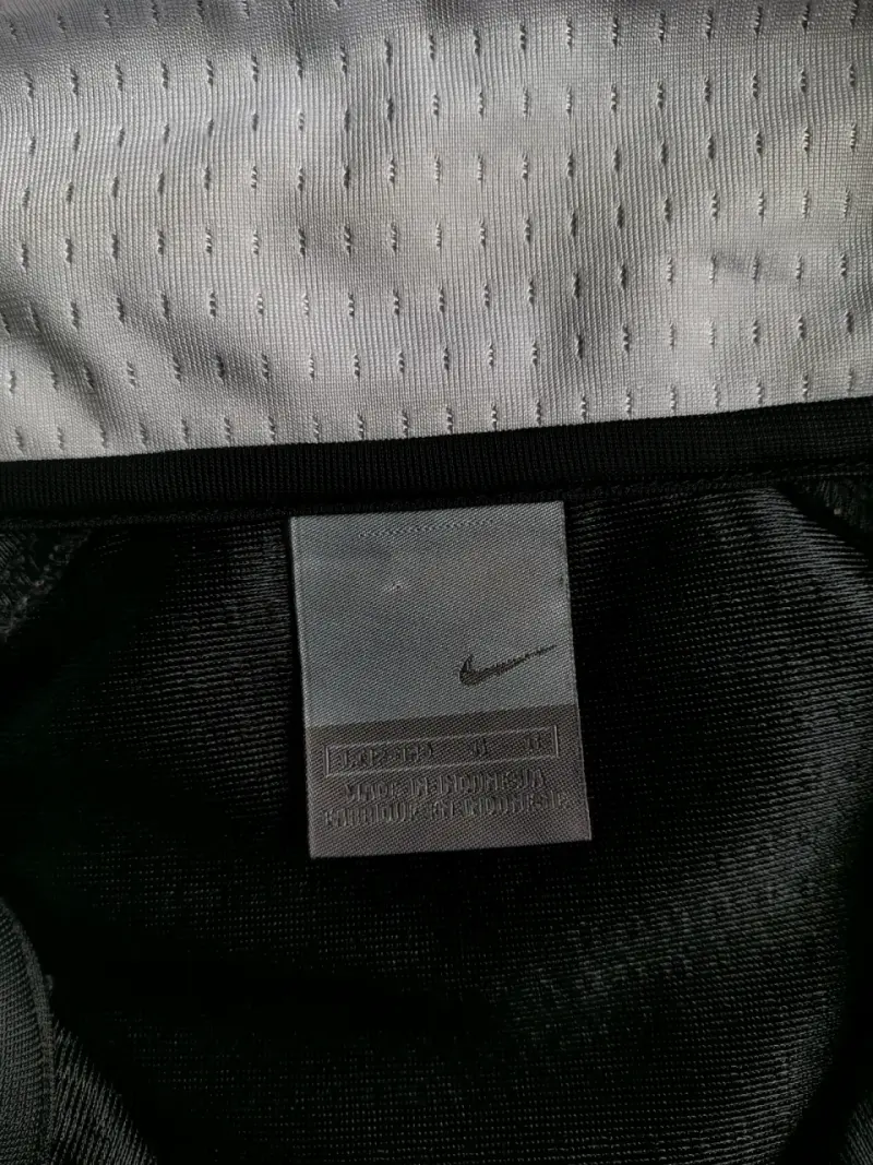 Poleron deportiva negra con detalles blancos Nike - 5