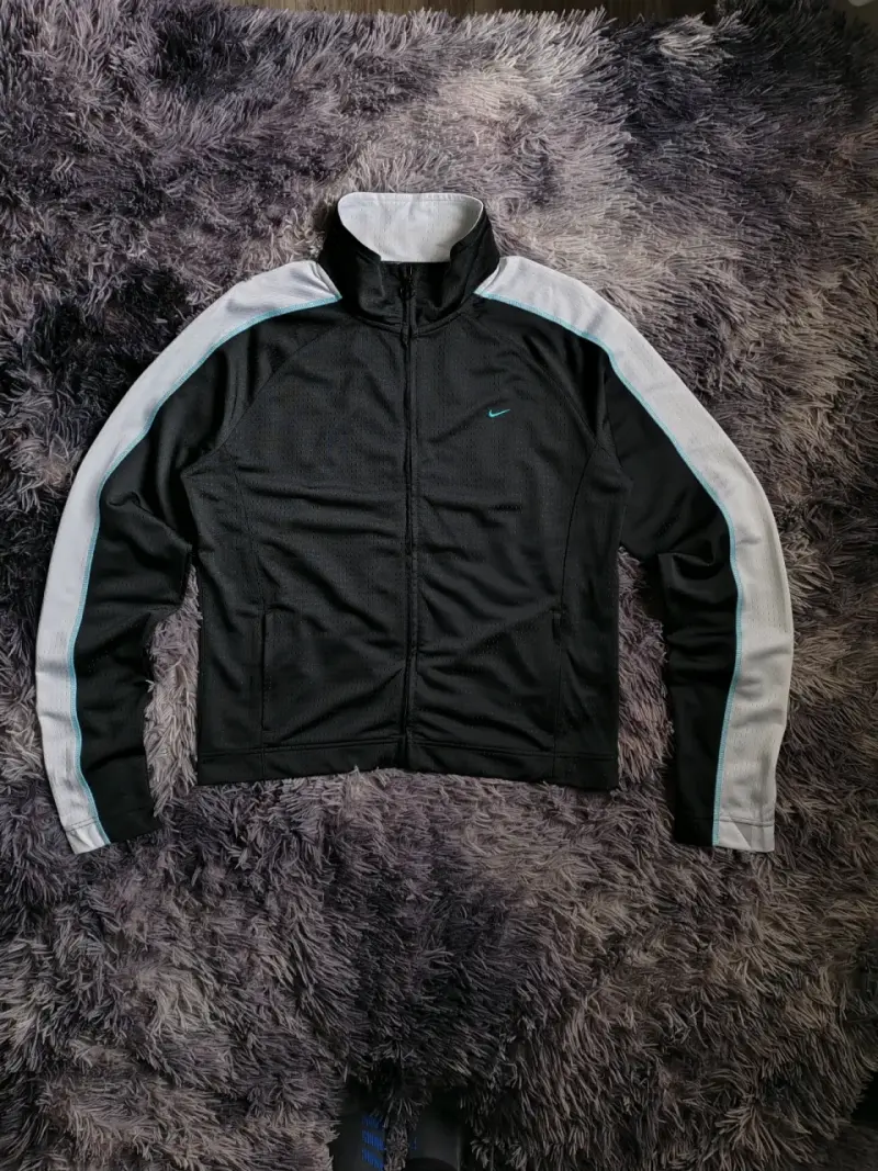 Poleron deportiva negra con detalles blancos Nike - 6
