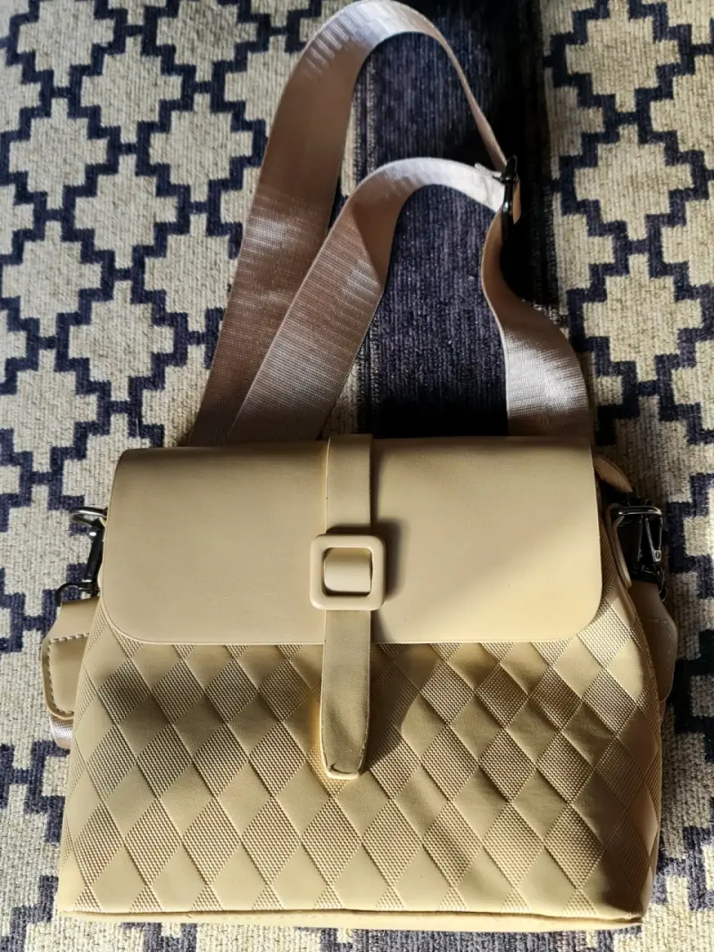 Bolso bandolera beige con diseño acolchado - 1