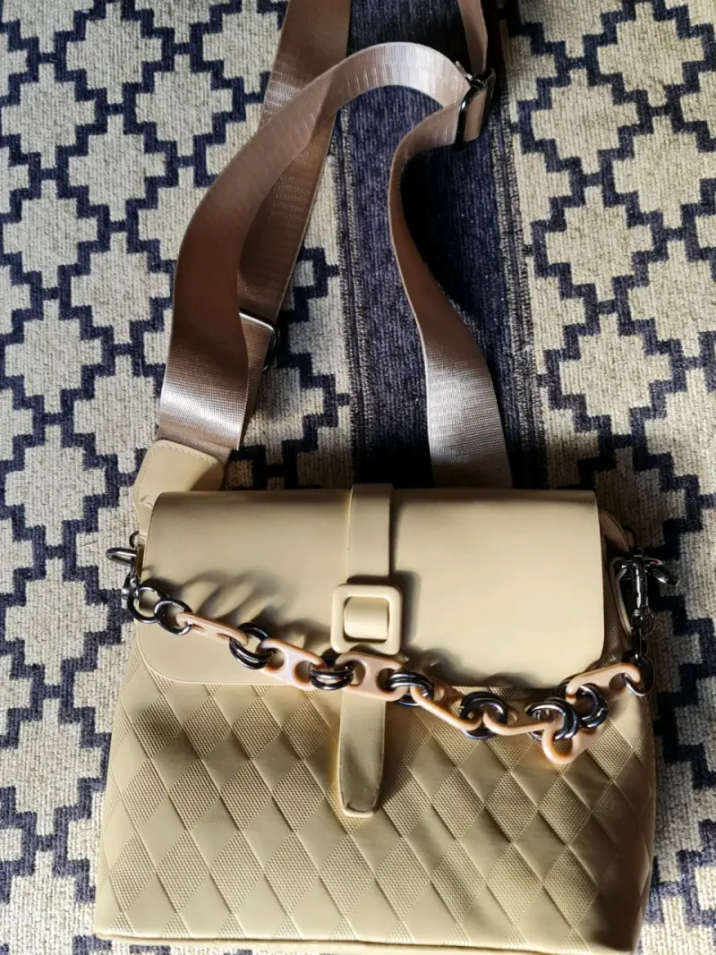 Bolso bandolera beige con diseño acolchado - 2