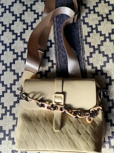 Bolso bandolera beige con diseño acolchado - miniatura 2