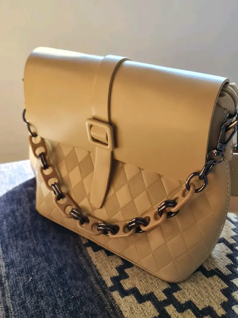 Bolso bandolera beige con diseño acolchado - 3