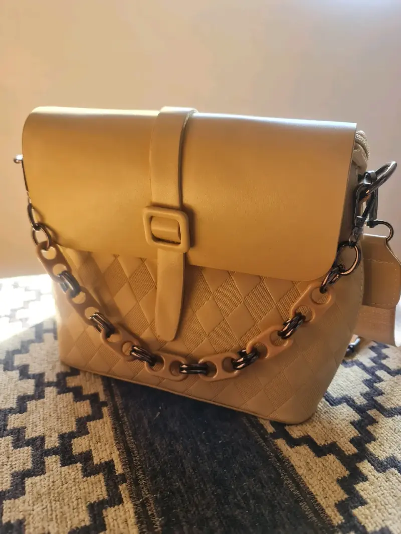 Bolso bandolera beige con diseño acolchado - 4