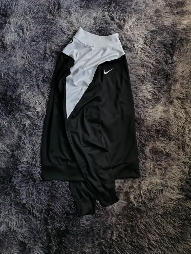 Poleron deportiva Nike Dri-FIT negra y blanca - 2