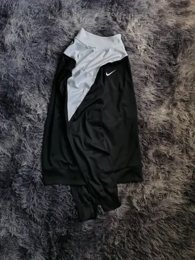 Poleron deportiva Nike Dri-FIT negra y blanca - miniatura 2