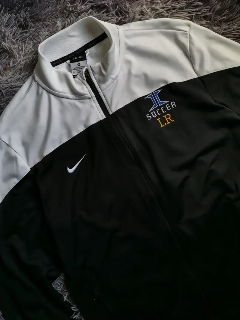 Poleron deportiva Nike Dri-FIT negra y blanca - 4