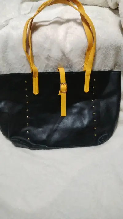 Bolso tote negro con detalles amarillos - miniatura 1