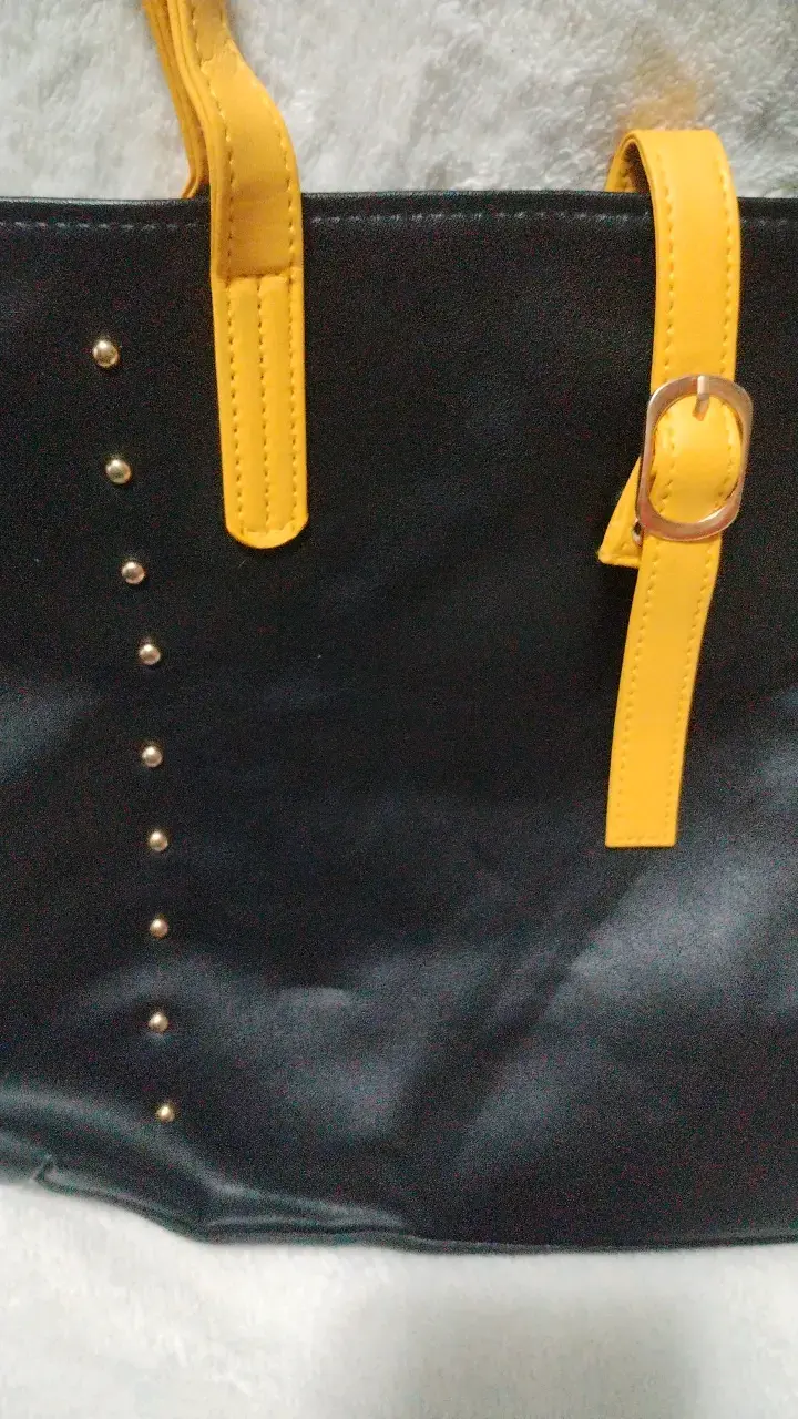 Bolso tote negro con detalles amarillos - 2