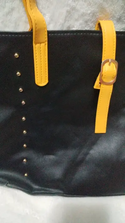 Bolso tote negro con detalles amarillos - miniatura 2