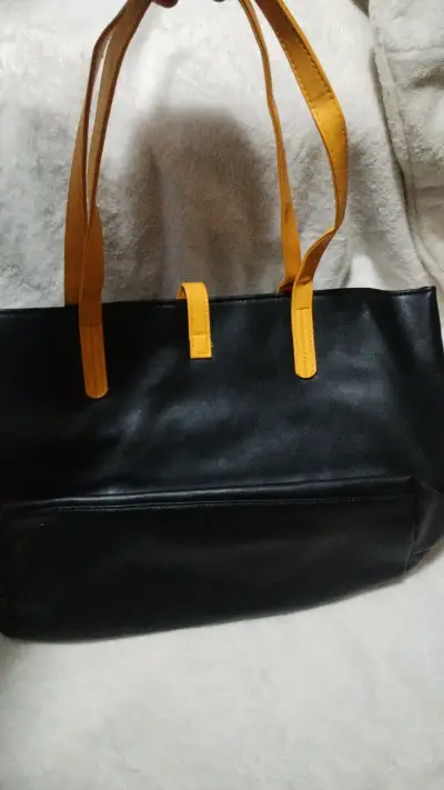 Bolso tote negro con detalles amarillos - miniatura 3