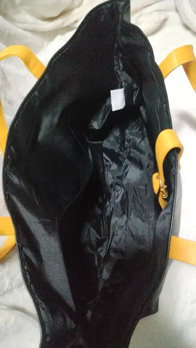 Bolso tote negro con detalles amarillos - miniatura 4