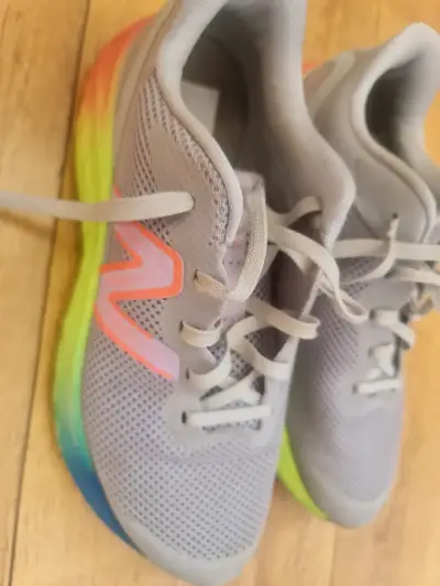 Zapatillas deportivas grises con suela multicolor - miniatura 1
