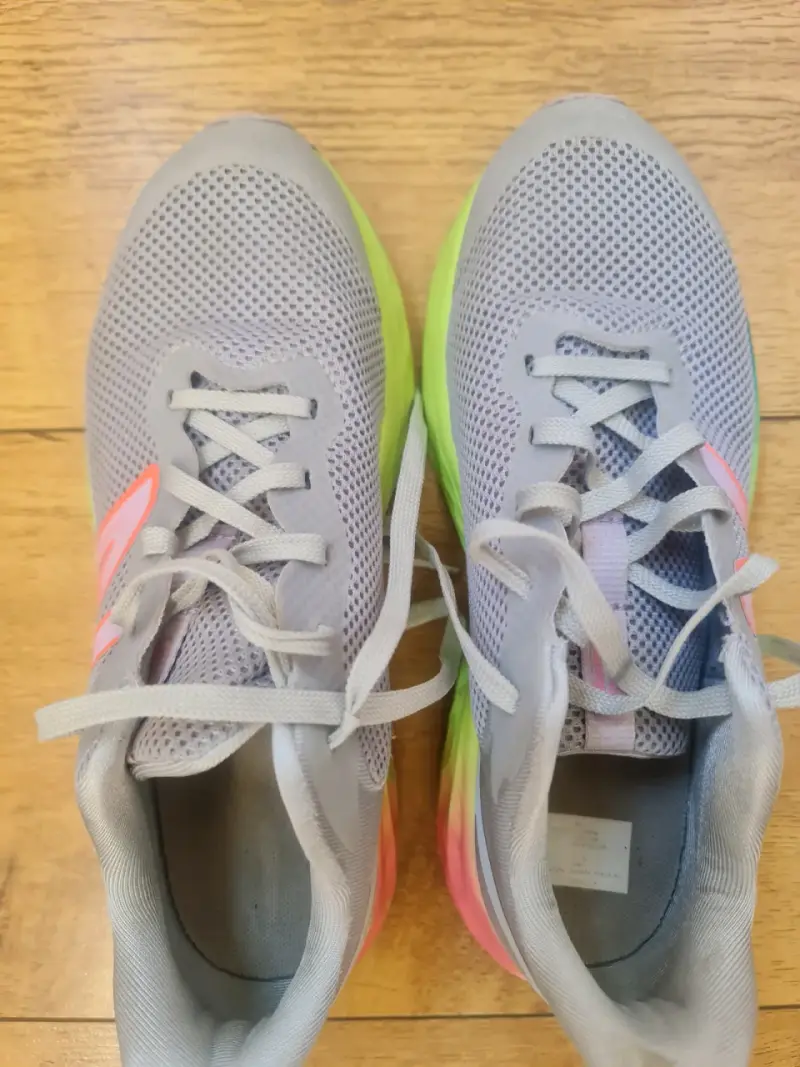 Zapatillas deportivas grises con suela multicolor - 2