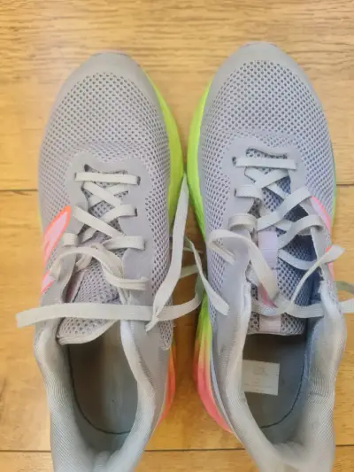 Zapatillas deportivas grises con suela multicolor - miniatura 2