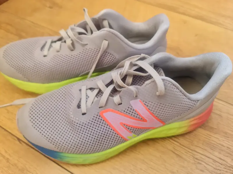 Zapatillas deportivas grises con suela multicolor - 3